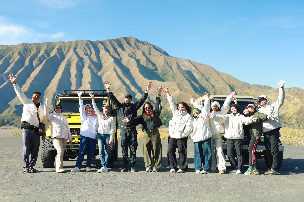 jeep 4x4 di lautan pasir Bromo jeep 4x4 di lautan pasir Bromo