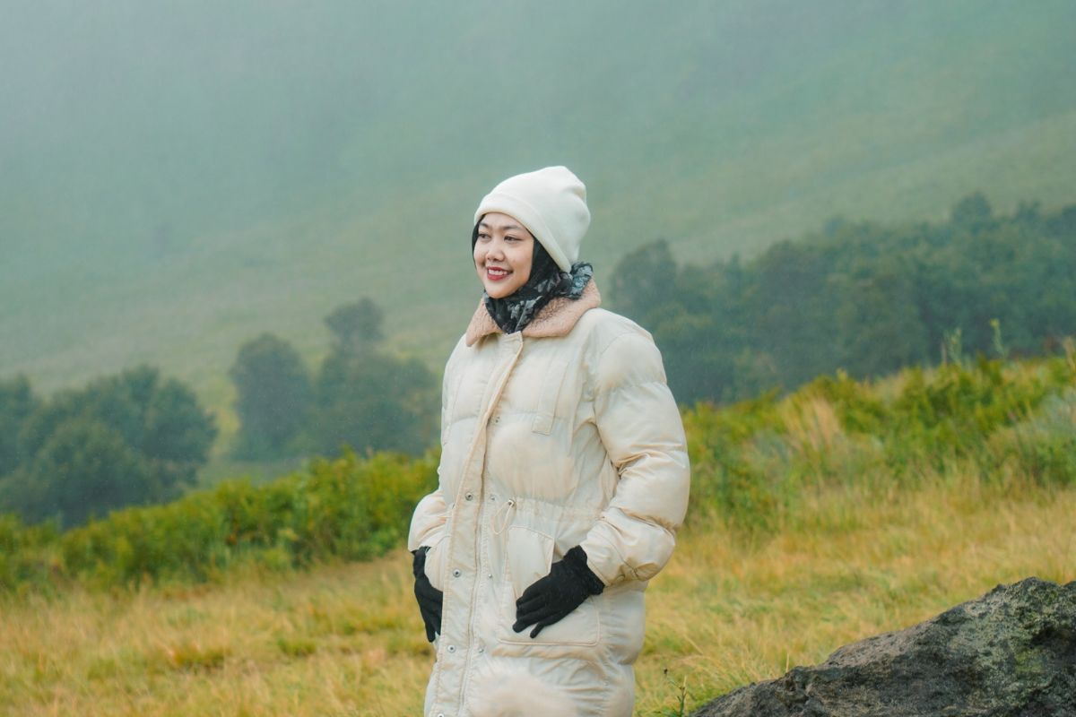 wisatawan memakai jaket tebal di Bromo saat dini hari wisatawan memakai jaket tebal di Bromo saat dini hari