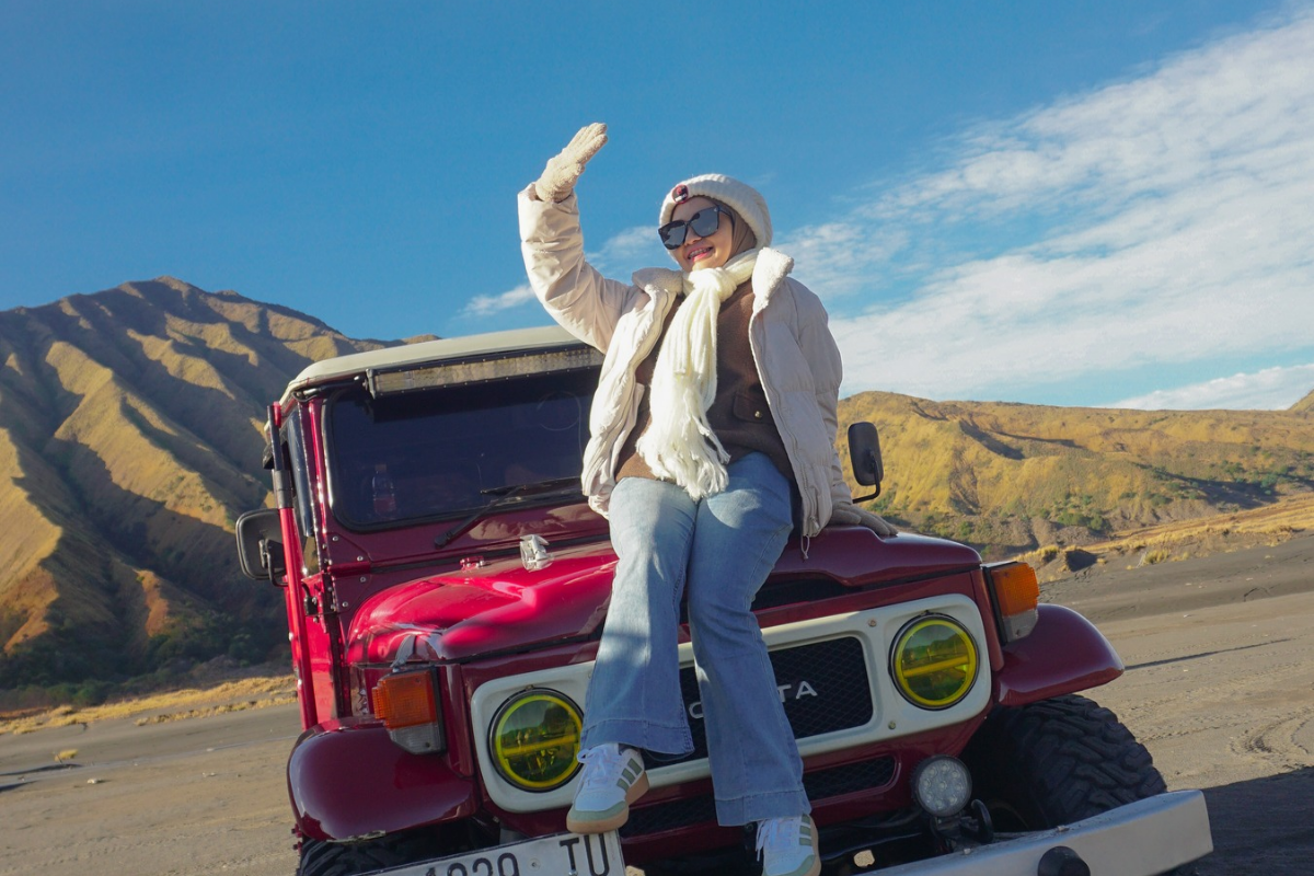 jeep 4x4 melintasi lautan pasir Bromo jeep 4x4 melintasi lautan pasir Bromo