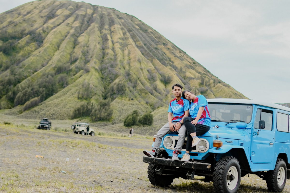 jeep 4x4 melintasi lautan pasir Bromo jeep 4x4 melintasi lautan pasir Bromo