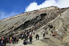 Tangga menuju kawah bromo