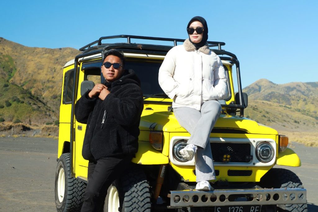 Jeep Bromo di lautan pasir