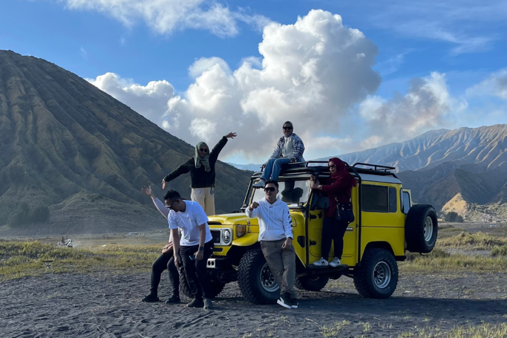 jeep bromo di lautan pasir