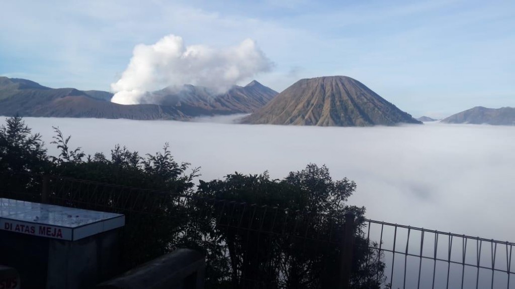 Sunrise Bromo dari hotel / balkon view