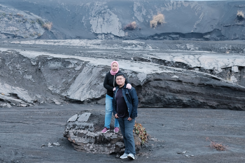 jeep bromo di lautan pasir yang mirip planet bromo