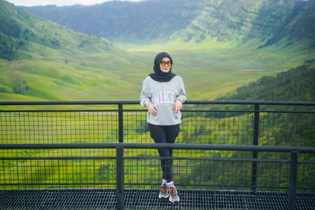 panorama bromo dari cafe hillside