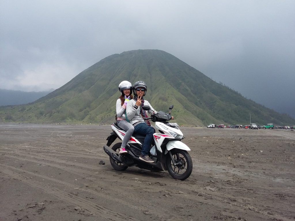 naik motor ke bromo