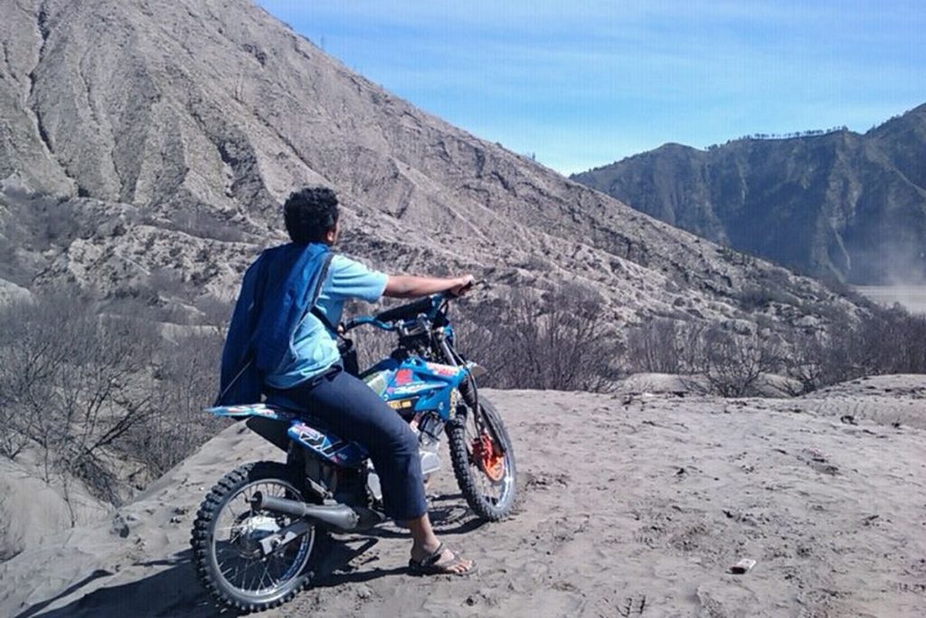 sewa jeep vs naik motor ke bromo
